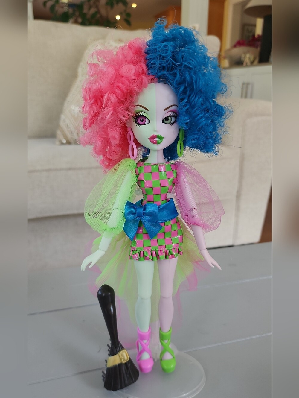 MGA Bratz Bratzillaz Glam Gets Wicked Switch-A-Witch Blue Pink Clown Mime Doll
